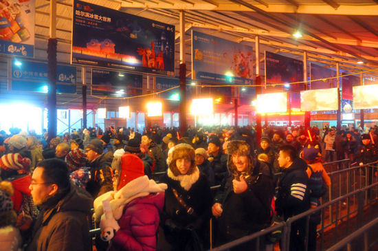 游客们进入哈尔滨冰雕展